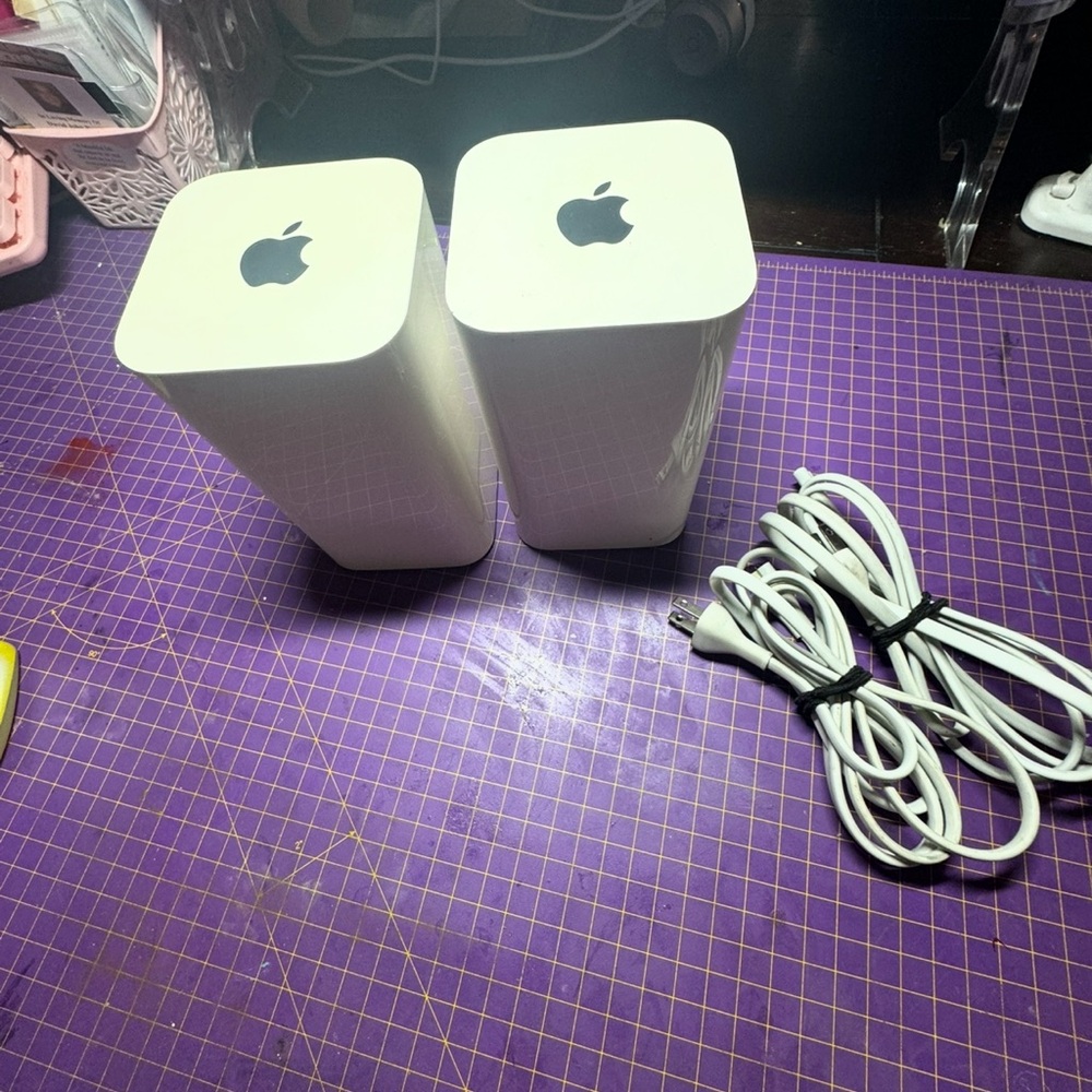 Two Apple Airport Extreme Wireless Router
Wi-fi 802.11ac A1521
